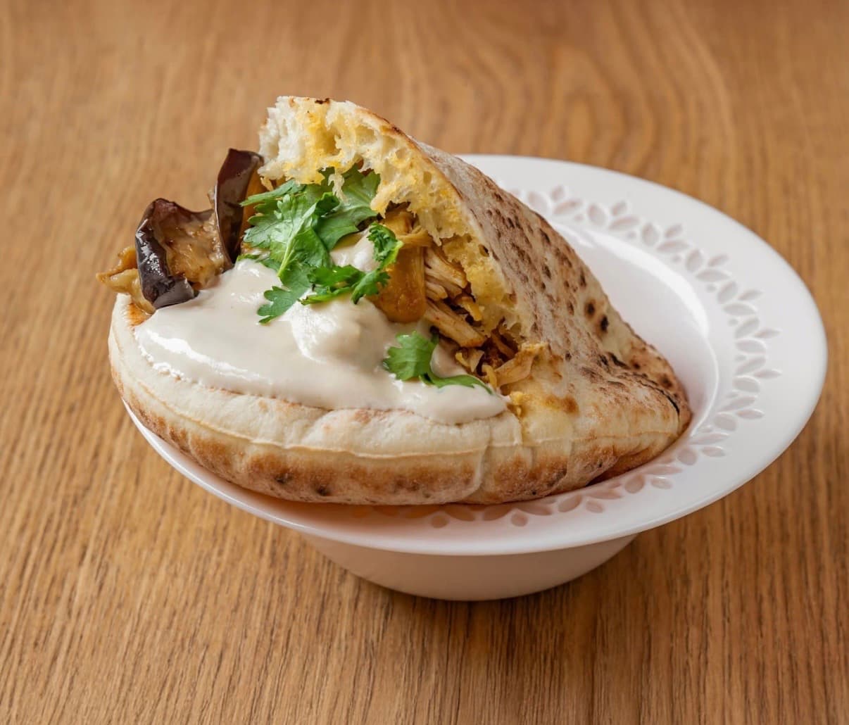 Pita Of signature du restaurant Noya, poulet mariné et aubergine