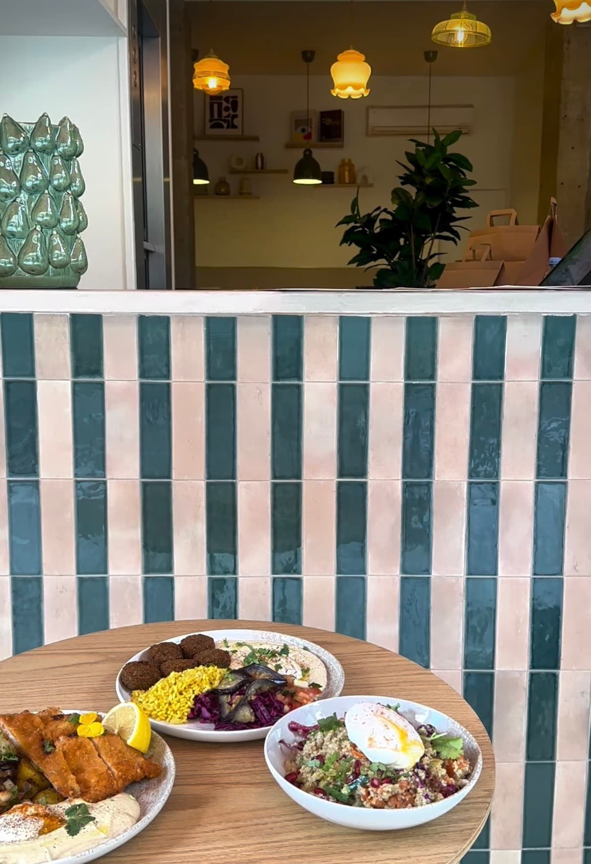 Assortiment de plats levantins, houmous, pita et salades fraîches, Noya Paris 9e