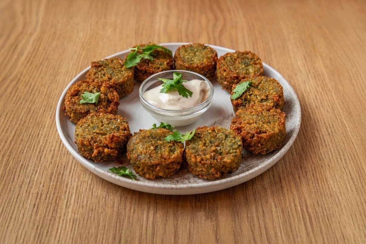 Pita généreusement garnie, street food levantine chez Noya Châteaudun