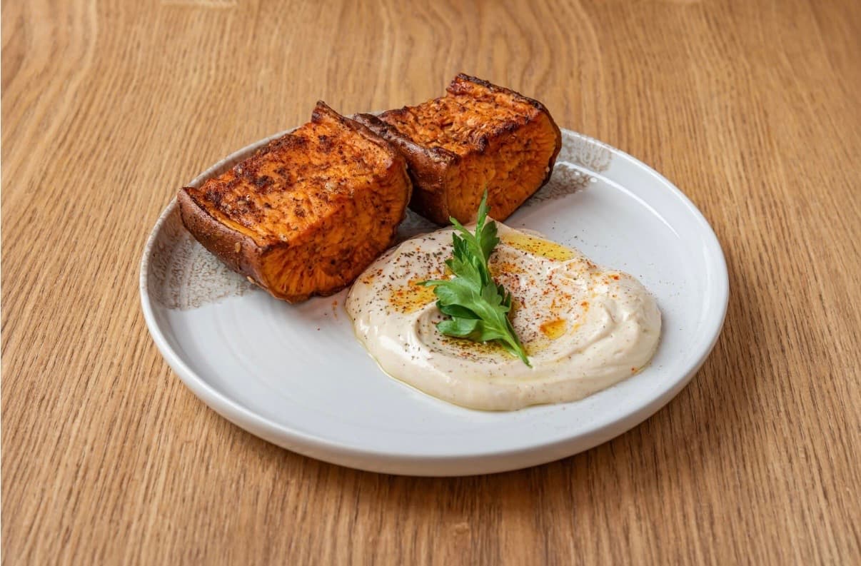 Ambiance chaleureuse du restaurant Noya, 8 rue de Châteaudun, Paris 9e