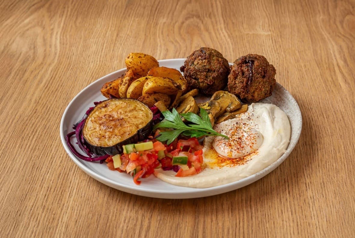 Assiette composée levantine pour événement privé, Noya Paris