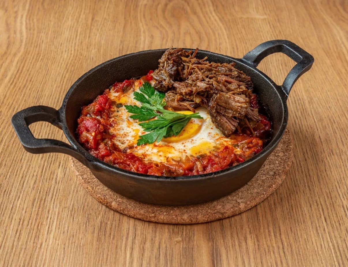 Shakshuka Noya, œufs pochés sauce tomate-poivrons